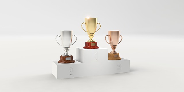 Ett podium med brons, silver och guld troféer